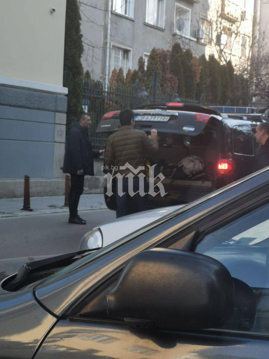 НСО взема Кирил Петков и жена му от апартамента им в центъра на София